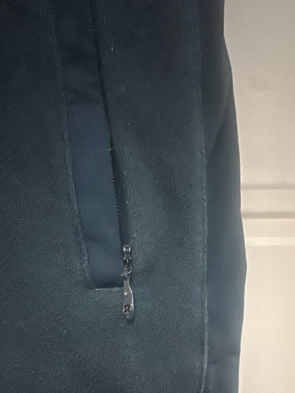 Lululemon Joggers Sz 2 - Picture 3 of 8